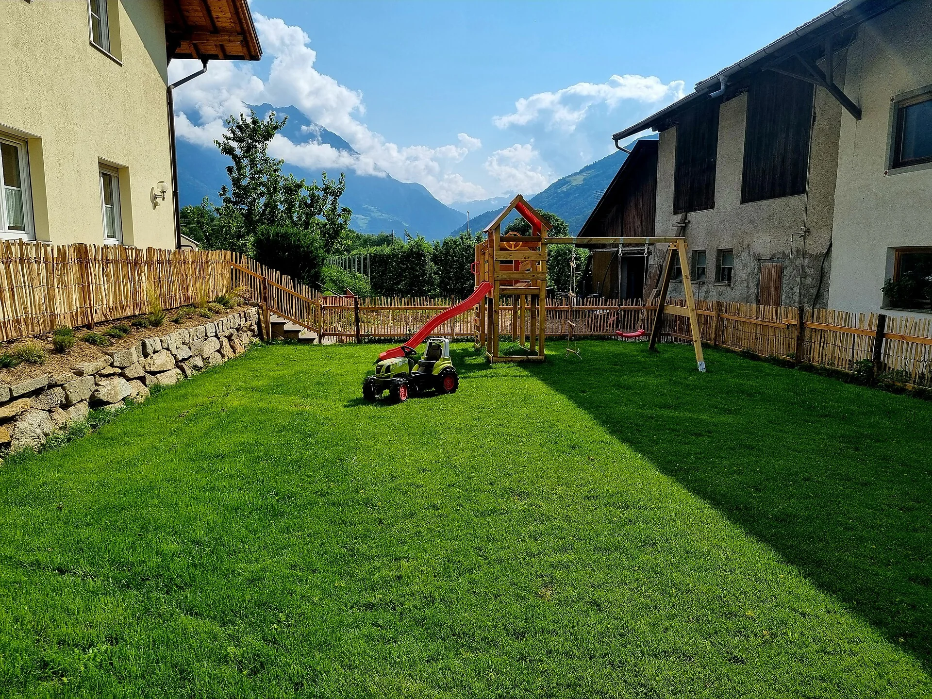 Der Garten und Spielplatz am Gartnerhof mit Bergblick